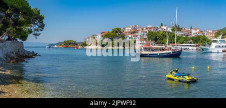 Blick auf Belvedere Skiathos Alter Hafen und Skiathos Stadt, Skiathos Insel, Sporaden Inseln, griechische Inseln, Griechenland, Europa Stockfoto