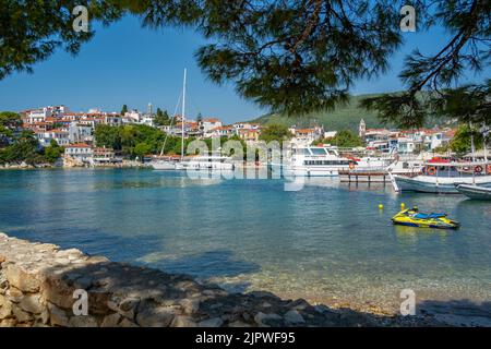 Blick auf Belvedere Skiathos Alter Hafen und Skiathos Stadt, Skiathos Insel, Sporaden Inseln, griechische Inseln, Griechenland, Europa Stockfoto