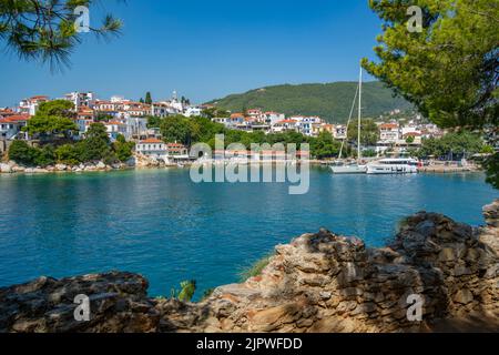 Blick auf Belvedere Skiathos Alter Hafen und Skiathos Stadt, Skiathos Insel, Sporaden Inseln, griechische Inseln, Griechenland, Europa Stockfoto