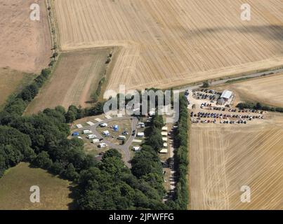 Luftaufnahme von Jeremy Clarksons Didddly Squat Farm Shop und dem angrenzenden Chipping Norton-Campingplatz. Stockfoto