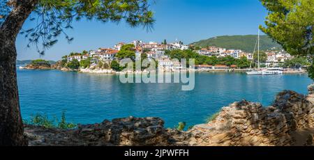 Blick auf Belvedere Skiathos Alter Hafen und Skiathos Stadt, Skiathos Insel, Sporaden Inseln, griechische Inseln, Griechenland, Europa Stockfoto