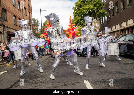 Belfast, Großbritannien. 20. August 2022. 20.. August 2022:die Parade von Mela Carnival ging vom Writer's Square in Belfast zum Rathaus, wo 1000 Teilnehmer mehr als 20 verschiedene Kulturgruppen in ihren traditionellen Kostümen repräsentierten. Das Mela feiert die kulturelle Vielfalt Nordirlands. Kredit: Bonzo/Alamy Live Nachrichten Stockfoto