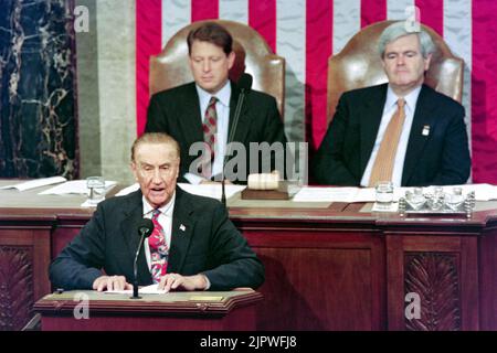 Der US-Senatsvorsitzende pro tempore, Senator Strom Thurmond, spricht in einer gemeinsamen Kongresssitzung zum Abschluss der Gedenkfeier zum 50.. Jahrestag des Zweiten Weltkriegs, während Vizepräsident Al Gore und Sprecher Newt Gingrich von Georgien am 11. Oktober 1995 in Washington, D.C., den Capitol Hill besichtigen. Quelle: Richard Ellis/Richard Ellis/Alamy Live News Stockfoto