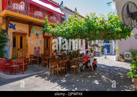 Blick auf Tavernen in einer weiß getünchten Straße in Skiathos Town, Skiathos Island, Sporaden Inseln, Griechische Inseln, Griechenland, Europa Stockfoto