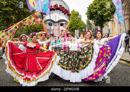 20.. August 2022:die Parade von Mela Carnival ging vom Writer's Square in Belfast zum Rathaus, wo 1000 Teilnehmer mehr als 20 verschiedene Kulturgruppen in ihren traditionellen Kostümen repräsentierten. Das Mela feiert die kulturelle Vielfalt Nordirlands. Kredit: Bonzo/Alamy Live Nachrichten Stockfoto