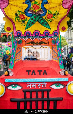 20.. August 2022:die Parade von Mela Carnival ging vom Writer's Square in Belfast zum Rathaus, wo 1000 Teilnehmer mehr als 20 verschiedene Kulturgruppen in ihren traditionellen Kostümen repräsentierten. Das Mela feiert die kulturelle Vielfalt Nordirlands. Kredit: Bonzo/Alamy Live Nachrichten Stockfoto