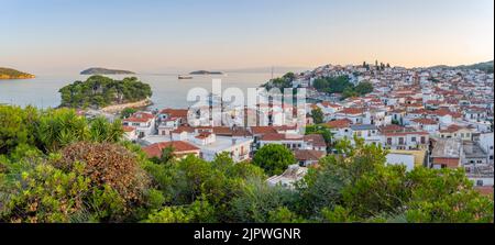 Blick auf die Stadt Skiathos von der St. Nikolaus Kirche bei Sonnenuntergang, Skiathos Insel, Sporaden Inseln, griechische Inseln, Griechenland, Europa Stockfoto