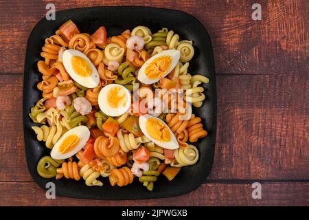 Nudelsalat, mit gekochtem Ei und Garnelen Stockfoto