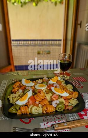 Nudelsalat, serviert auf dem Küchentisch. Stockfoto
