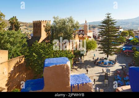 Chefchaouen, Marokko. Blick über den Place Outa El Hamman. Turm der Kasbah und Minarett der Großen Moschee. Stockfoto