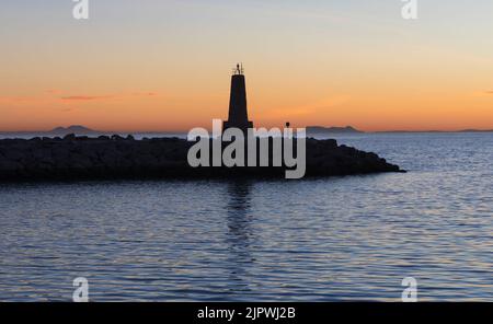 Gibraltar (rechts) und Marokko in Afrika (links) von Puerto Jose aus gesehen Banus, Marbella, Costa del Sol, Provinz Malaga, Andalusien, Südspanien. Stockfoto