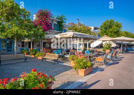 Blick auf die Restaurants im Alten Hafen in Skiathos Stadt, Skiathos Insel, Sporaden Inseln, griechische Inseln, Griechenland, Europa Stockfoto