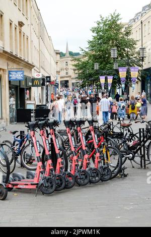 Rund um Bath, eine berühmte Stadt in Somerset UK VOI E-Scooter. Stockfoto