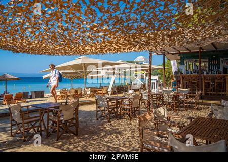 Blick auf die Strandbar und das Café am Koukounaries Beach, Skiathos Town, Skiathos Island, Sporaden Islands, Greek Islands, Griechenland, Europa Stockfoto