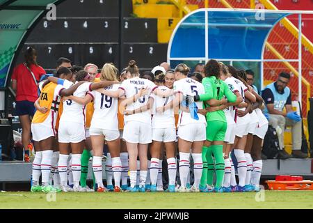 Alajuela, Costa Rica. 17. August 2022. Alajuela, Costa Rica, August 17. 2022: Teamhuddle USA während der FIFA U20 Frauen-Weltmeisterschaft Costa Rica 2022 Fußballspiel zwischen den USA und Japan bei Morera Soto in Alajuela, Costa Rica. (Daniela Porcelli/SPP) Quelle: SPP Sport Press Foto. /Alamy Live News Stockfoto