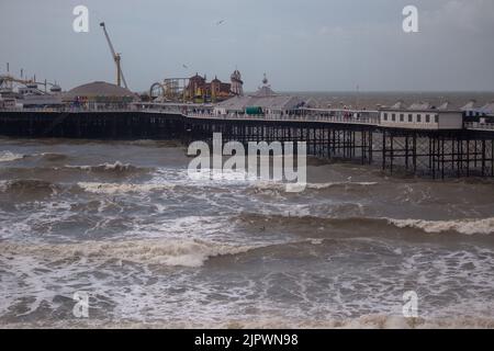 Brighton, Großbritannien, März 27. 2016. Brighton Palace Pier an einem stürmischen Tag in hohen Wellen. Stockfoto