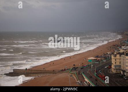 Brighton, Großbritannien, März 27. 2016. Der alte Pier und die Küste von Brighton vor dem Sturm, Brighton, Großbritannien Stockfoto