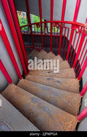Wunderschöne metallspiraltreppe aus crafter, die vom Uhrenturm in der slowenischen Burg von Ljubljana abführt Stockfoto