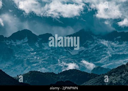 Stürmische Wolken über alpinen Gipfeln. Dramatische Aufnahme der Julischen Alpen im Soca-Tal, Slowenien. Stockfoto