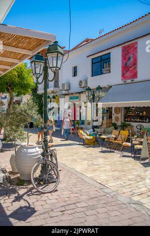 Ansicht der Geschäfte in Skiathos Stadt, Skiathos Insel, Sporaden Inseln, griechische Inseln, Griechenland, Europa Stockfoto