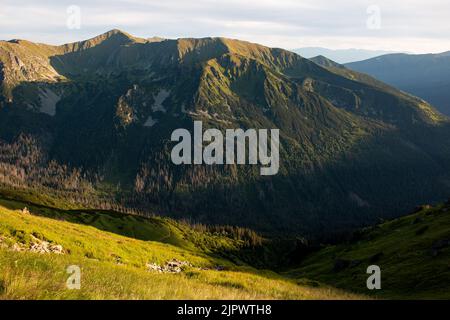 Die Aussicht von einem Wanderzug neben Kasprowy Wierch bei Sonnenuntergang im Juli, Zakopane, Tatry-Gebirge, Polen Stockfoto