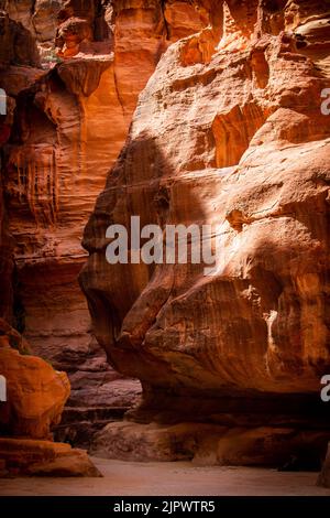 Ein enger Canyon Pass in Richtung der alten Stadt Petra, Jordanien Stockfoto