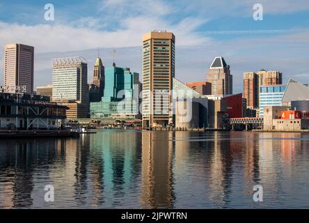 Baltimore, Maryland, USA, Dezember 23. 2021. Binnenhafen an einem sonnigen Tag kurz vor Weihnachten. Stockfoto