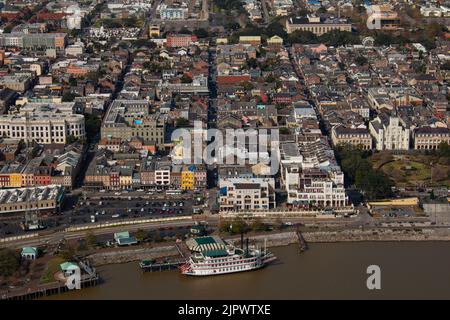New Orleans, Louisiana, USA, Januar 10. 2022. Der Blick auf die Innenstadt, den Mississippi-Fluss und einen Dampfer von einem Hubschrauber aus. Stockfoto