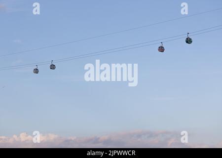 Ein Blick auf die Emirates Air Line über die Themse in North Greenwich, East London. Bilddatum: Samstag, 20. August 2022. Stockfoto