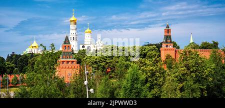 Moskauer Kreml im Sommer, Russland. Panoramablick auf die Türme, die Mauer und die Kathedralen vom Park Zaryadye. Panorama des oberen Moskauer Wahrzeichen. Konzept von tr Stockfoto