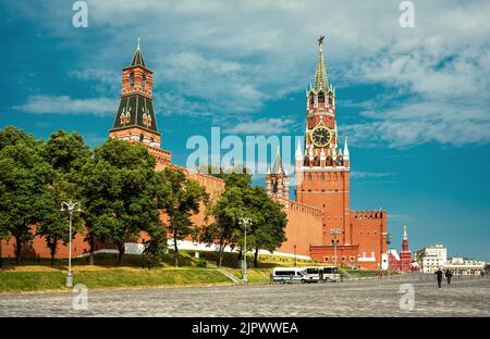 Moskauer Kreml auf dem Roten Platz, Russland. Landschaft des historischen Ortes, alte schöne Moskauer Wahrzeichen. Malerische Ansicht des Reiseziels, berühmte russische Sehenswürdigkeiten Stockfoto