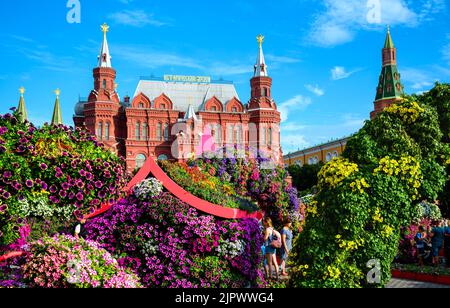 Moskau – 2. August 2022: Blumen auf dem Manege-Platz, Moskau, Russland. Historisches Museum und Kreml im Hintergrund, alte Moskauer Wahrzeichen. Landschaft von Beautifu Stockfoto