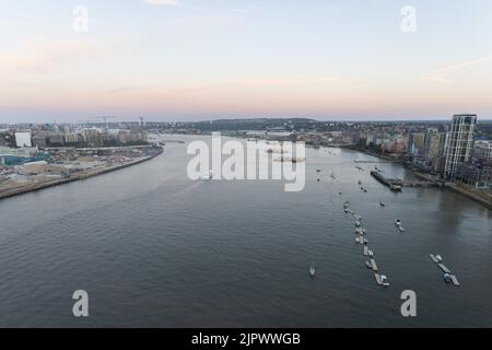 Ein Blick von der Emirates Air Line auf die Themse in North Greenwich, im Osten Londons. Bilddatum: Samstag, 20. August 2022. Stockfoto