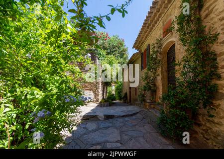 Malerische alte Gasse im Dorf Bormes-les-Mimosas, Frankreich, im französischen Departement Var, in der Region Provence-Alpes-Côte-d'Azur Stockfoto