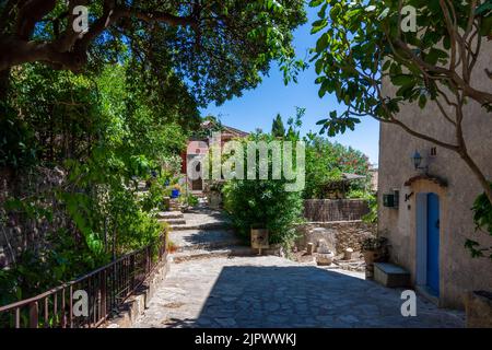 Malerische alte Gasse im Dorf Bormes-les-Mimosas, Frankreich, im französischen Departement Var, in der Region Provence-Alpes-Côte-d'Azur Stockfoto