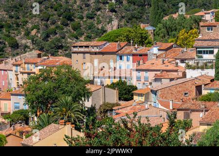 Fernansicht des alten Dorfes Bormes-les-Mimosas, Frankreich, gelegen an der französischen Riviera (Cote d'Azur), im französischen Departement Var Stockfoto