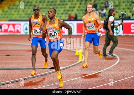 MÜNCHEN, DEUTSCHLAND - 20. AUGUST: Liemarvin Bonevacia aus den Niederlanden, Ramsey Angela aus den Niederlanden und Jochem Dobber aus den Niederlanden treten am 20. August 2022 im Olympiastadion in München im Rahmen der Europameisterschaft München 2022 mit 4x400 m bei den Männern an (Foto: Andy Astfalck/BSR Agency) Stockfoto