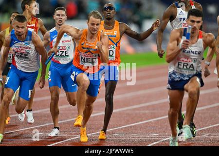 MÜNCHEN, DEUTSCHLAND - 20. AUGUST: Jochem Dobber aus den Niederlanden und Liemarvin Bonevacia aus den Niederlanden treten bei den Europameisterschaften München 2022 im Olympiastadion am 20. August 2022 in Munchen im 4x400-Meter-Rennen der Männer an (Foto: Andy Astfalck/BSR Agency) Stockfoto