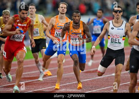 MÜNCHEN, DEUTSCHLAND - 20. AUGUST: Jochem Dobber aus den Niederlanden und Ramsey Angela aus den Niederlanden treten bei den Europameisterschaften München 2022 im Olympiastadion am 20. August 2022 in Munchen im 4x400-Meter-Rennen der Männer an (Foto: Andy Astfalck/BSR Agency) Stockfoto