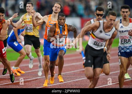MÜNCHEN, DEUTSCHLAND - 20. AUGUST: Jochem Dobber aus den Niederlanden und Ramsey Angela aus den Niederlanden treten bei den Europameisterschaften München 2022 im Olympiastadion am 20. August 2022 in Munchen im 4x400-Meter-Rennen der Männer an (Foto: Andy Astfalck/BSR Agency) Stockfoto