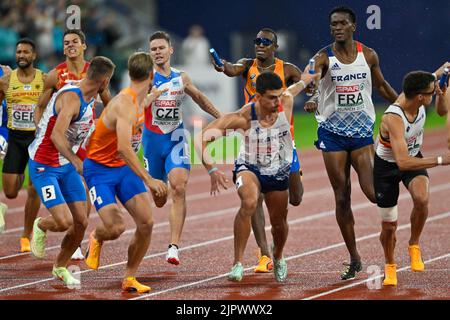 MÜNCHEN, DEUTSCHLAND - 20. AUGUST: Jochem Dobber aus den Niederlanden und Liemarvin Bonevacia aus den Niederlanden treten bei den Europameisterschaften München 2022 im Olympiastadion am 20. August 2022 in Munchen im 4x400-Meter-Rennen der Männer an (Foto: Andy Astfalck/BSR Agency) Stockfoto