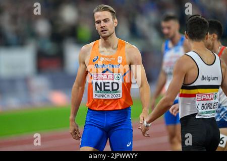 MÜNCHEN, DEUTSCHLAND - 20. AUGUST: Jochem Dobber aus den Niederlanden sieht niedergeschlagen aus, nachdem er am 20. August 2022 bei den Europameisterschaften München 2022 im Olympiastadion in München (Foto: Andy Astfalck/BSR Agency) mit 4 x 400 m bei den Männern an den Start ging. Stockfoto