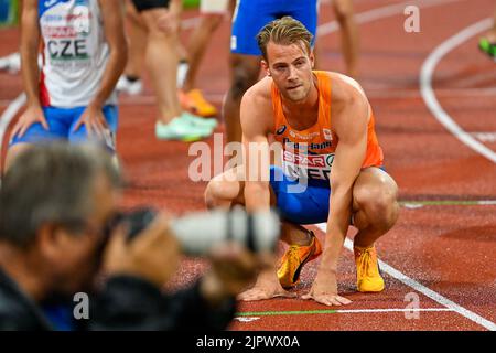 MÜNCHEN, DEUTSCHLAND - 20. AUGUST: Jochem Dobber aus den Niederlanden sieht niedergeschlagen aus, nachdem er am 20. August 2022 bei den Europameisterschaften München 2022 im Olympiastadion in München (Foto: Andy Astfalck/BSR Agency) mit 4 x 400 m bei den Männern an den Start ging. Stockfoto