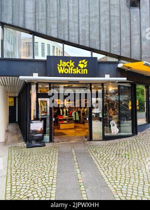Eingang eines Outdoor-Bekleidungsladens des Jack Wolfskin in Kiel Stockfoto