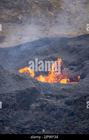 Meradalir Valley, Island. 19.. August 2022. Vulkanausbruch im Meradalir-Tal des Vulkans Fagradalsfjall im Südwesten Islands. Die Eruption begann am 3. 2022. August, neigt sich jedoch langsam dem Ende zu, und zwar ab dem 20.. August. Quelle: Daniel Freyr Jónsson/Alamy Live News Stockfoto