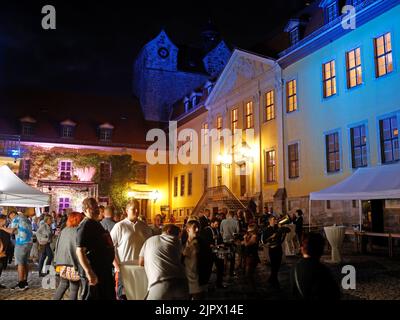 Ballenstedt, Deutschland. 20. August 2022. Das Schloss in Ballenstedt ist beleuchtet. Ein Beitrag von Eduard Prinz von Anhalt ziert das goldene Buch der Stadt Ballenstedt. Eduard von Anhalt hat der Stadt Ballenstedt hervorragende Verdienste erwiesen und wurde beim Jahresempfang in Ballenstedt mit einem Eintrag in das Goldene Buch geehrt. Quelle: Matthias Bein/dpa/Alamy Live News Stockfoto