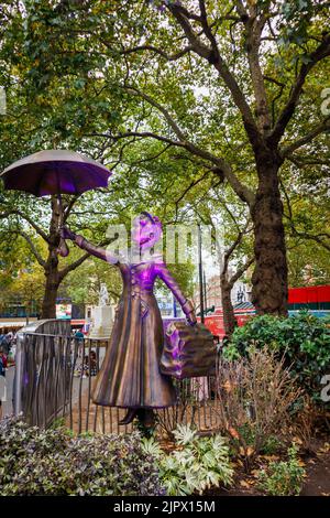 Statue von Mary Poppins mit ihrem Regenschirm auf dem Leicester Square im West End, im Zentrum von London WC2 Stockfoto