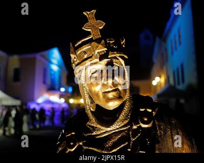 Ballenstedt, Deutschland. 20. August 2022. Vor dem Schloss in Ballenstedt wird eine Skulptur mit dem Bild Albrecht des Bären beleuchtet. Ein Beitrag von Eduard Prinz von Anhalt ziert das goldene Buch der Stadt Ballenstedt. Eduard von Anhalt hat der Stadt Ballenstedt hervorragende Verdienste erwiesen und wurde beim Jahresempfang in Ballenstedt mit einem Eintrag in das Goldene Buch geehrt. Quelle: Matthias Bein/dpa/Alamy Live News Stockfoto