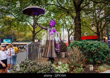 Statue von Mary Poppins mit ihrem Regenschirm auf dem Leicester Square im West End, im Zentrum von London WC2 Stockfoto