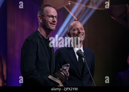 Haugesund 20220820.Eskil Vogt und Joachim Trier geben eine Dankesrede nach dem Gewinn des Amanda-Preises in der Kategorie "Bestes Drehbuch" während der Amanda-Preisverleihung bei den Festiviteten in Haugesund. Foto: Jan Kaare Ness / NTB Stockfoto